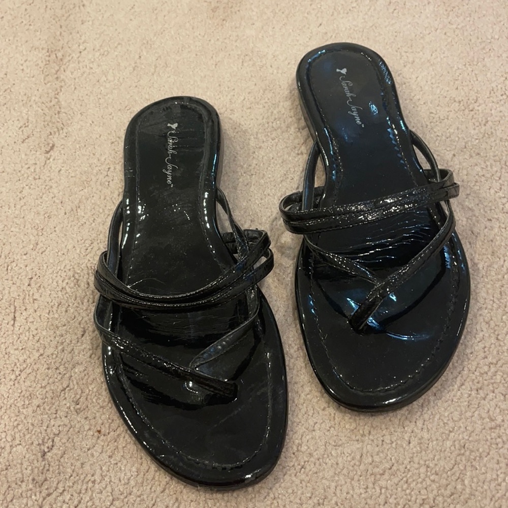 Black patent leather strappy flip flop